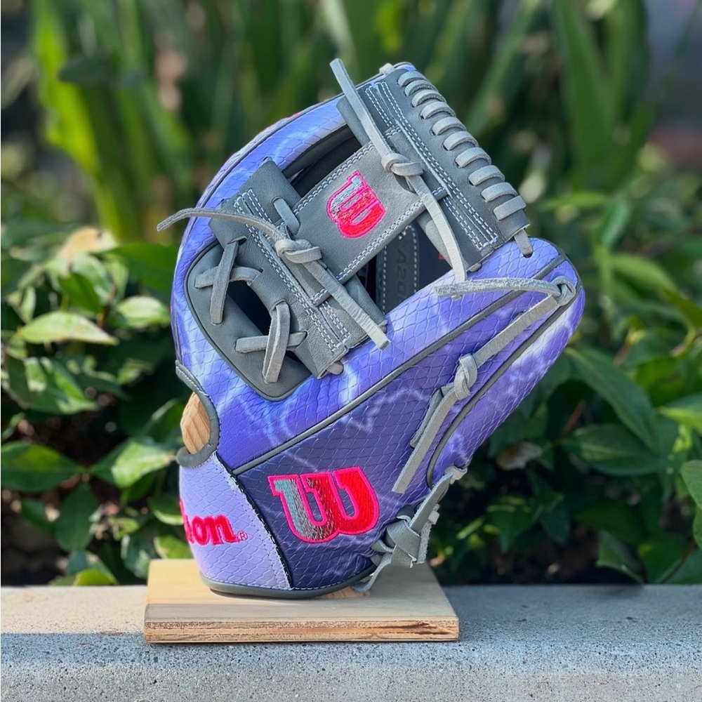 Wilson baseball gloves - Picture 2 of 3